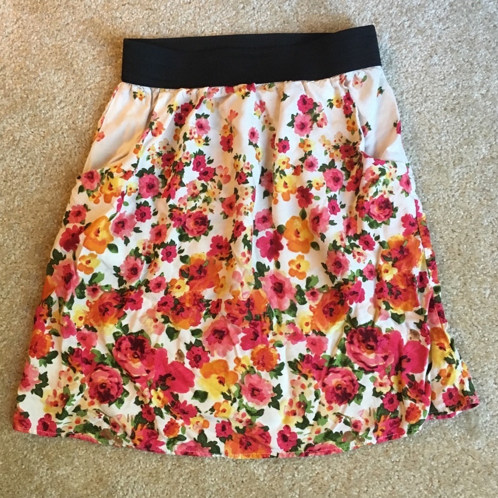 Bee Stitched women’s floral skirt with pockets